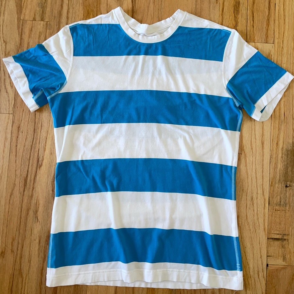 Large men’s Lululemon shirt